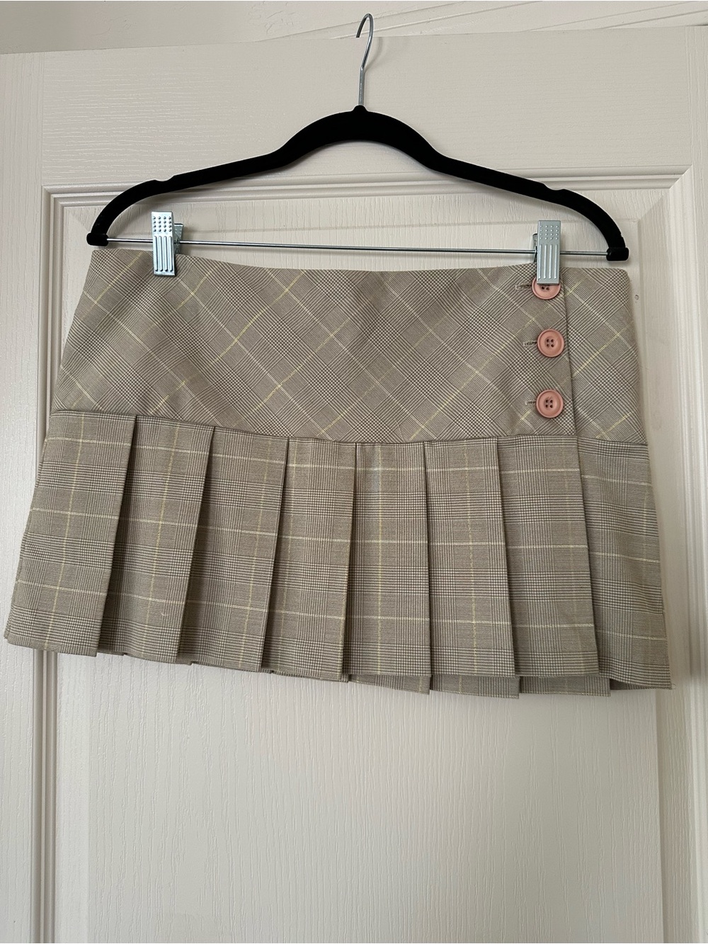 Papaya Beige Plaid Pleated Mini Skirt with Gold Thread and Three Buttons